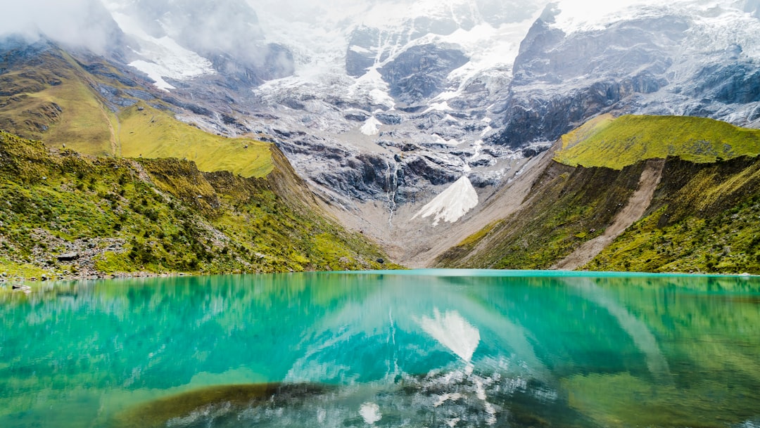 Montanhas e lago nos Andes peruanos, inspiração para rotas de aventura