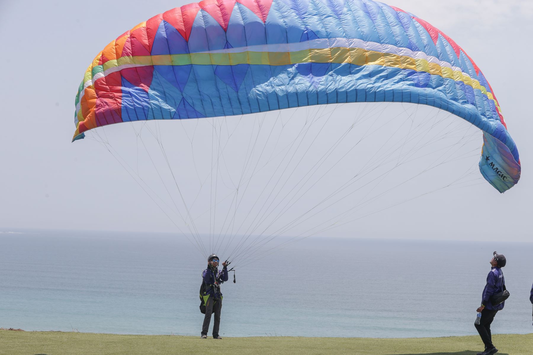 Voe de parapente sobre as costas de Lima