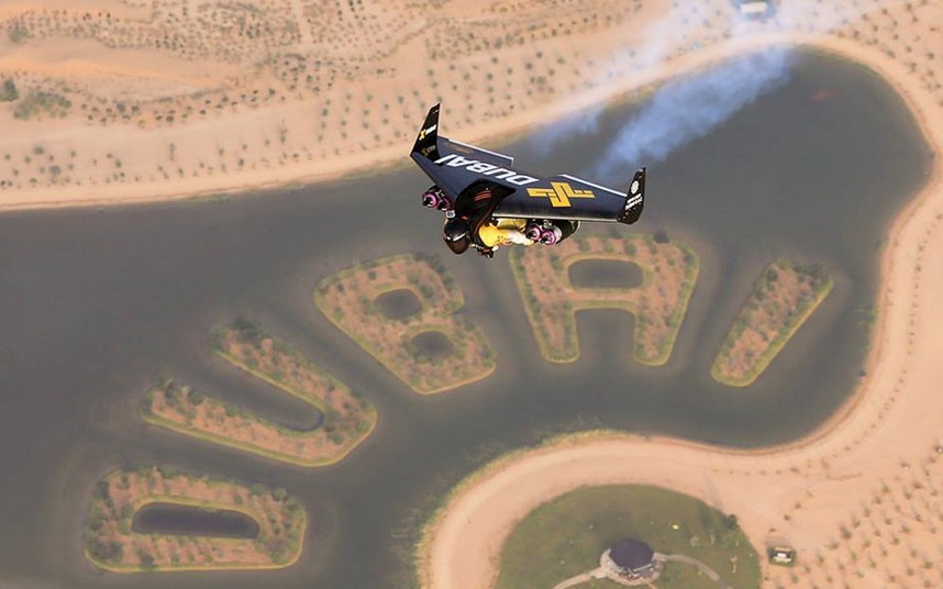 O céu não é mais o limite: Jetman em Dubai.