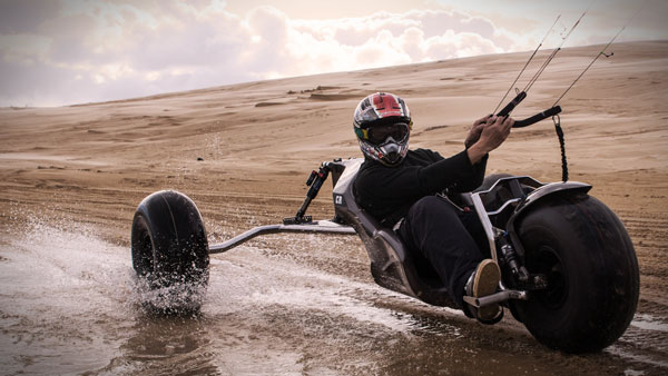 Kite Buggy: A toda velocidade sobre rodas.