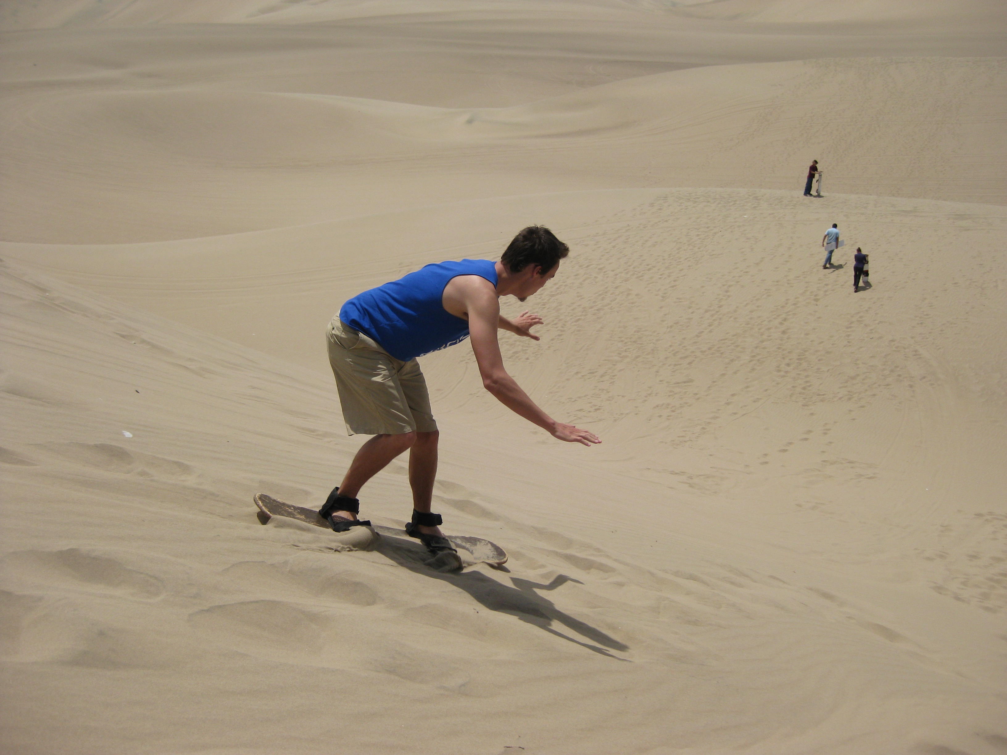 Viva a adrenalina do sandboard em Huacachina.