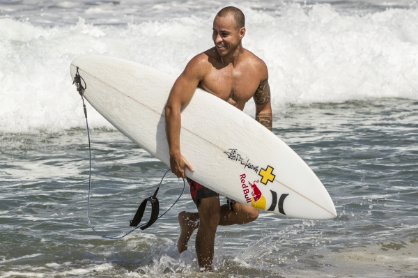 Carlos 'Coco' Nogales: A Lenda do Surfista que Desafia as Ondas Gigantes