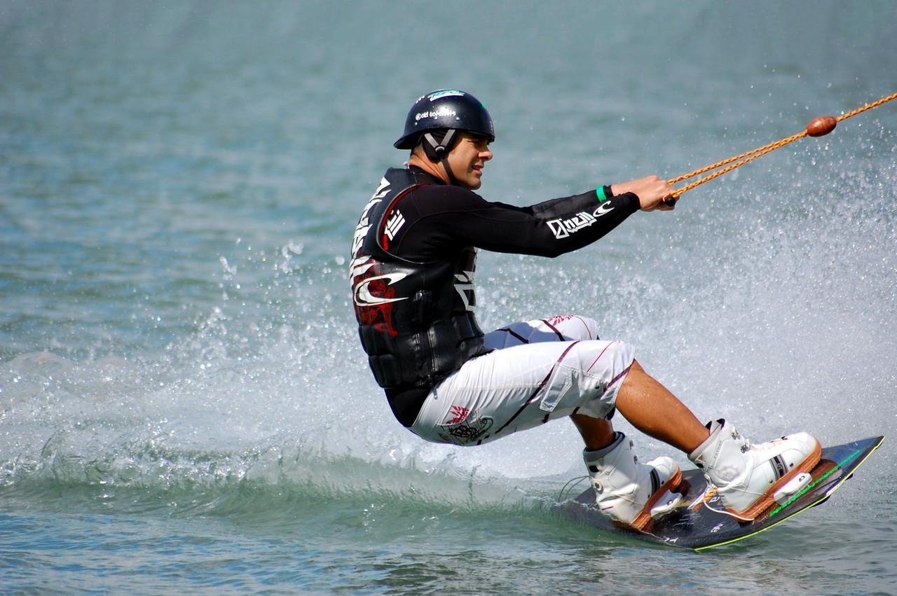 Wakeboarding: Uma fusão de surf, esqui, snowboard e skate.