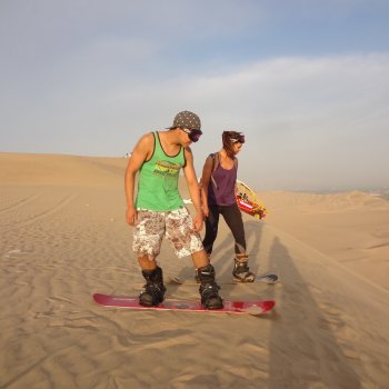 Descubra as dunas do Sul do Peru ideais para praticar sandboard.