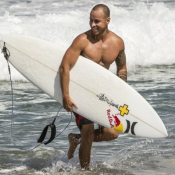 Carlos 'Coco' Nogales: A Lenda do Surfista que Desafia as Ondas Gigantes