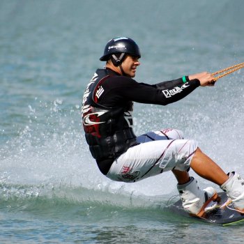 Wakeboarding: Uma fusão de surf, esqui, snowboard e skate.