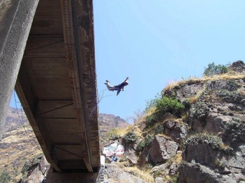 Bungee jumping em Autisha