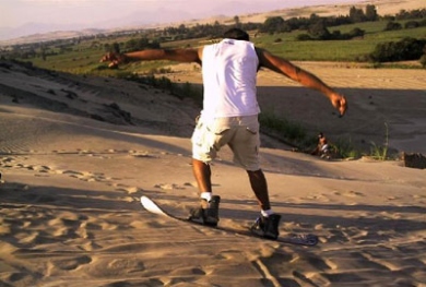 Sandboard na Duna Manchan.